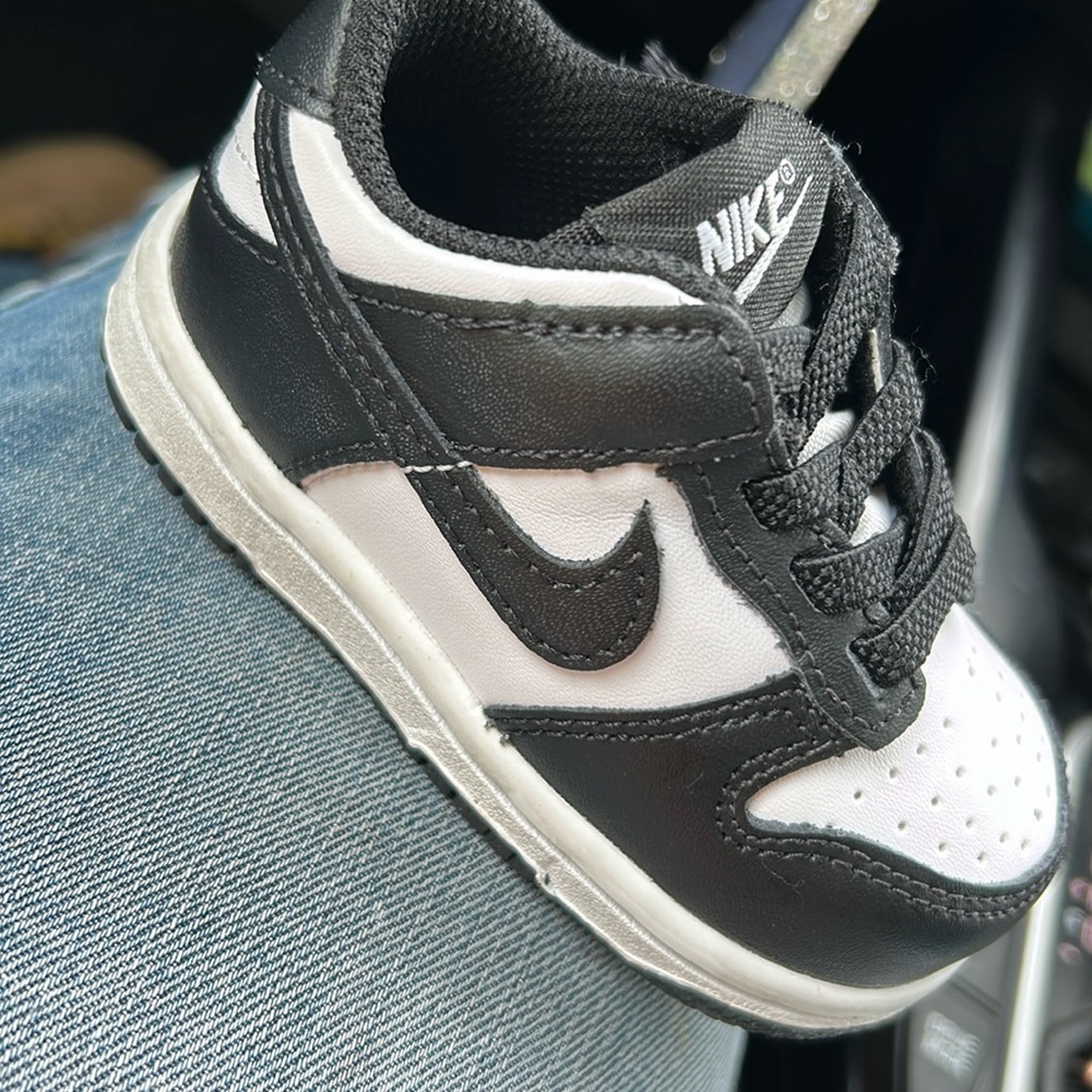 Panda dunks blk/white size 3.5C
